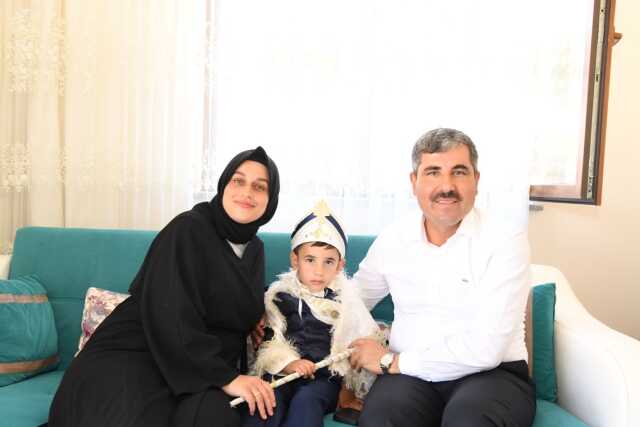 Başkan Asya, depremden sağ kurtulan Ömer Yiğit'in kirvesi oldu Başkan Asya, depremden sağ kurtulan Ömer Yiğit'in kirvesi oldu