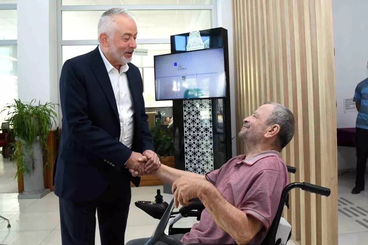Isparta Belediye Başkanı Engelli Vatandaşa Akülü Tekerlekli Sandalye Teslim Etti