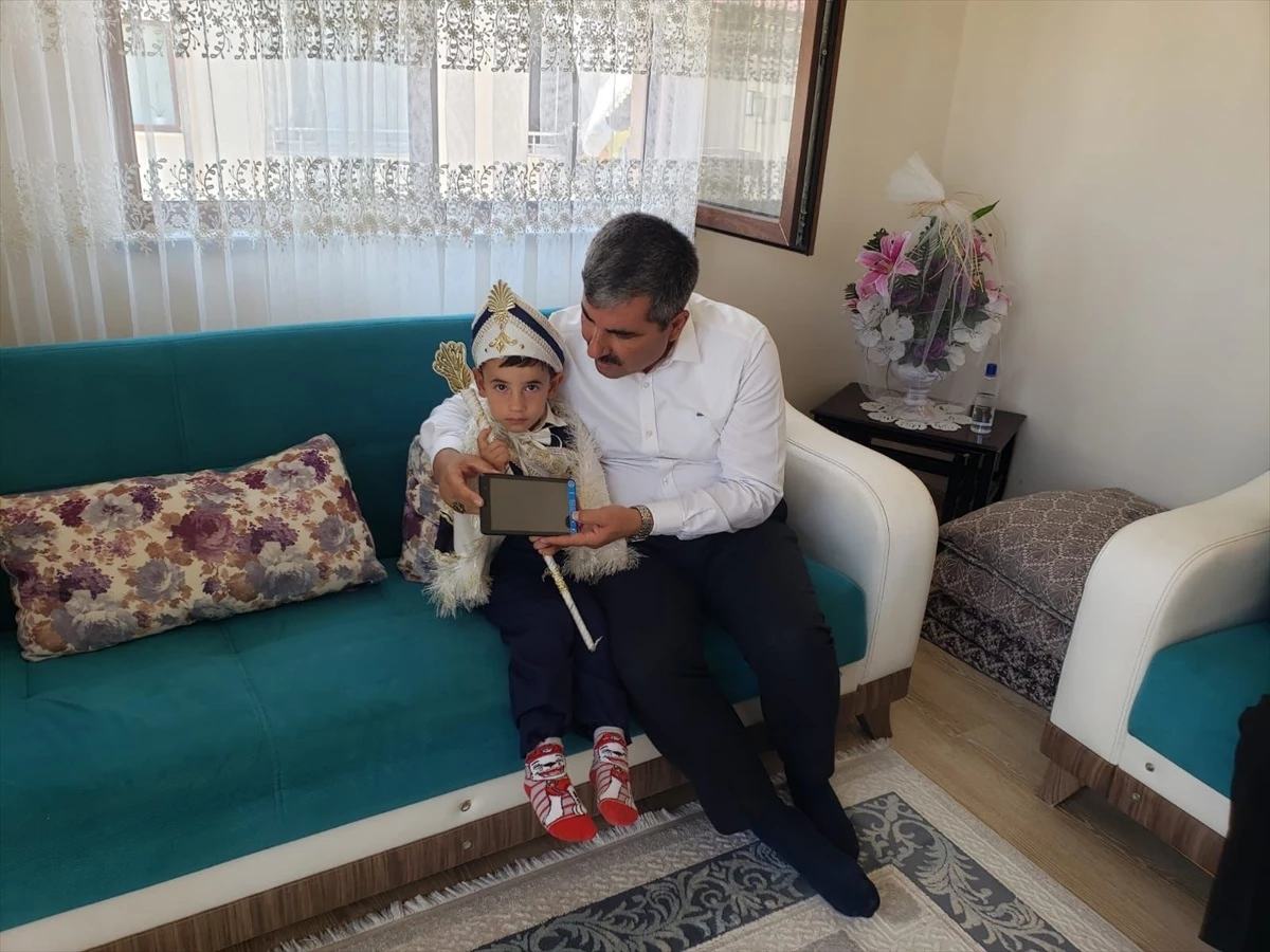 Muş Belediye Başkanı Feyat Asya, depremden kurtarılan çocuğun kirvesi oldu