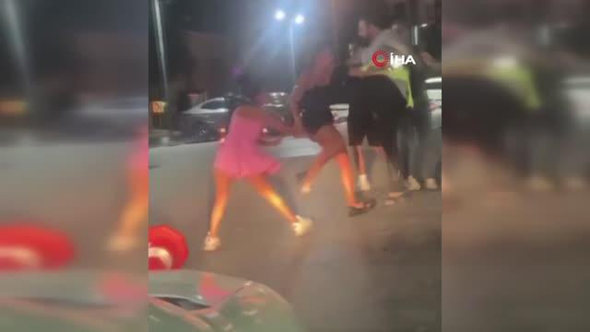 Beylikdüzü\'nde eğlence mekanı çıkışında çalışanlar ile kadınlar arasında kavga kamerada