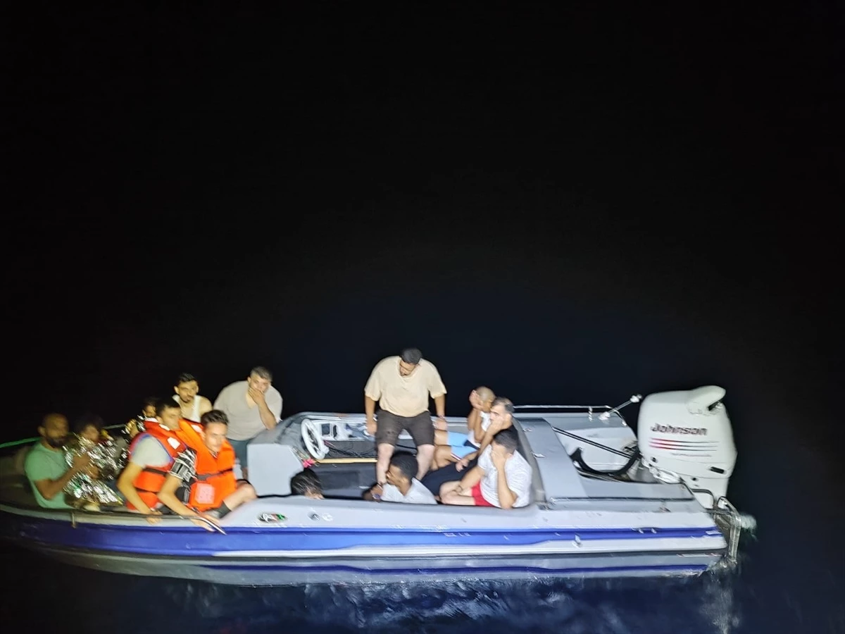 Yunanistan unsurlarınca Türk kara sularına itilen 17 düzensiz göçmen kurtarıldı