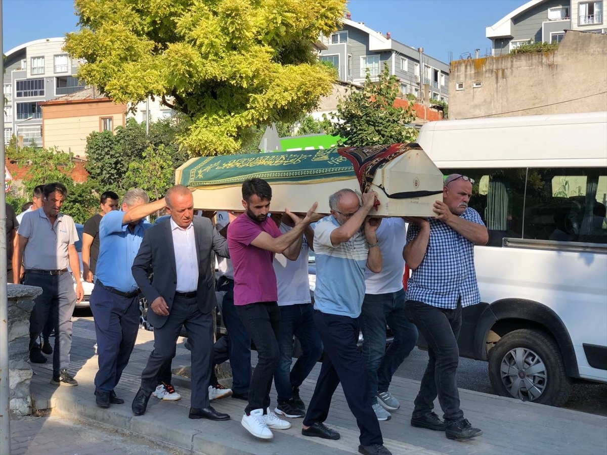 Bursa\'da inşaat alanında ölü bulunan 17 yaşındaki kızın cenazesi defnedildi