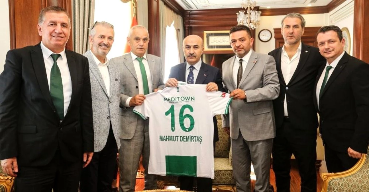 Bursaspor Kulübü Başkanı Recep Günay ve yönetim kurulu üyeleri Bursa Valisi Mahmut Demirtaş\'ı ziyaret etti