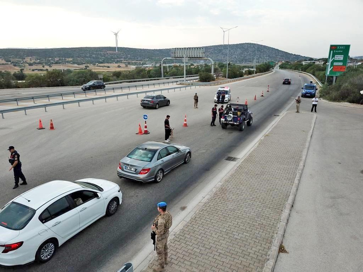 Çeşme\'de yapılan denetimlerde silah ve uyuşturucu ele geçirildi