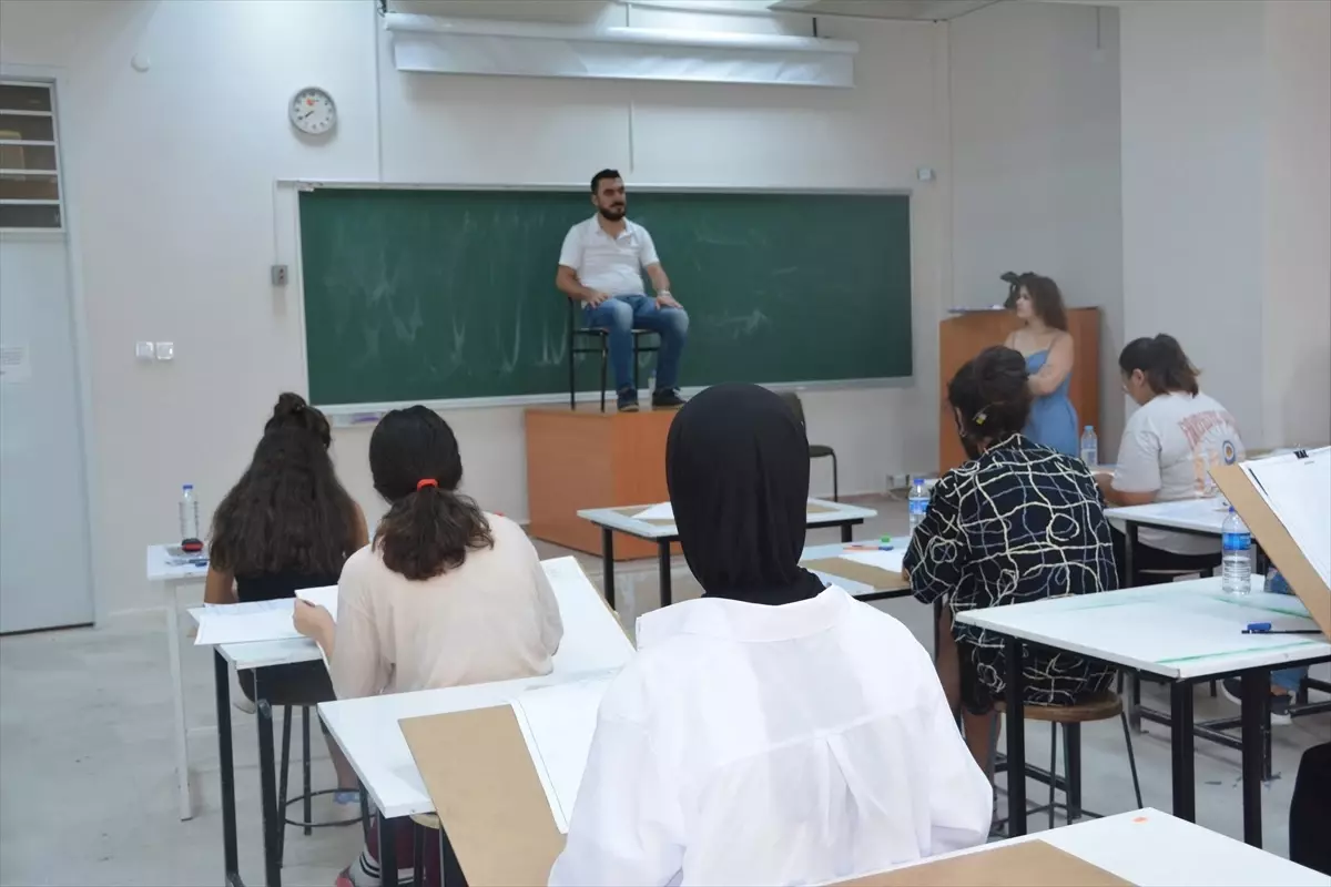 Dicle Üniversitesi\'nde Resim-İş Eğitimi Anabilim Dalı Özel Yetenek Sınavları Yapıldı