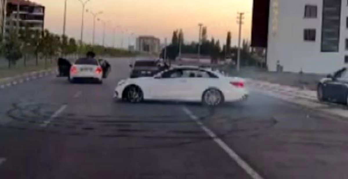 Aksaray\'da düğün konvoyunda drift atan sürücü kameraya yansıdı