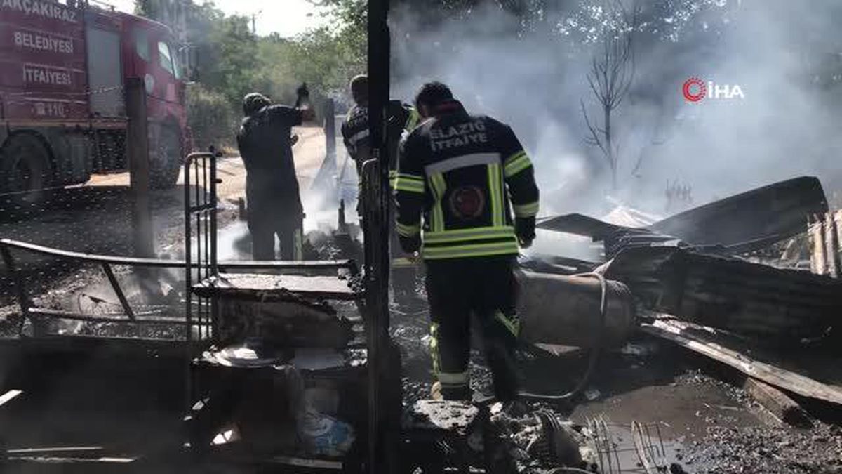 Elazığ\'da çıkan yangında bir depo ve otomobil küle döndü