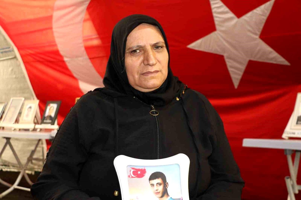 Ailelerin HDP İl Binası Önündeki Evlat Nöbeti Devam Ediyor