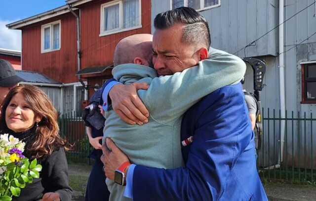 Hastane çalışanlarının çocuk kaçakçılarına satman için annesine öldü dedikleri adam 42 yıl sonra annesi ile buluştu