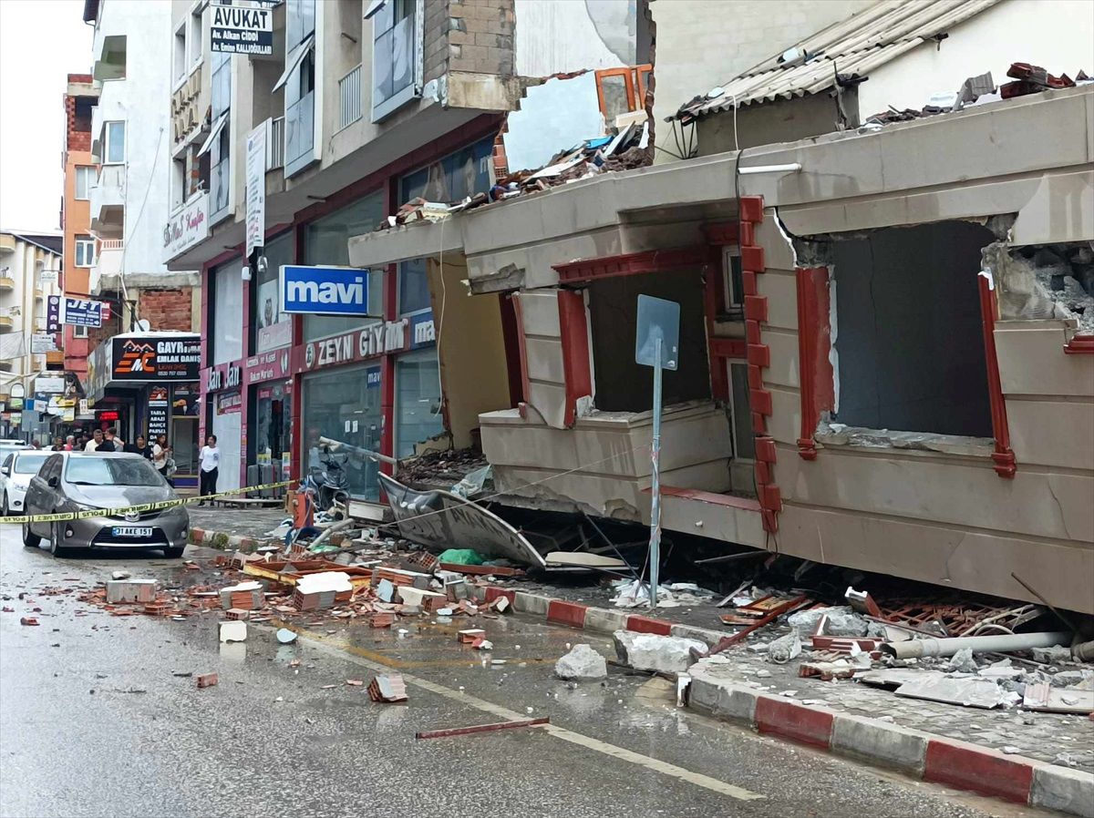 Samandağ\'da deprem sonucu çöken binadan 2 otomobil zarar gördü