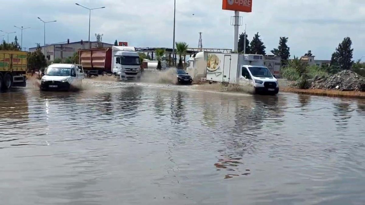 Hatay\'da yağış sonrası yollar göle döndü