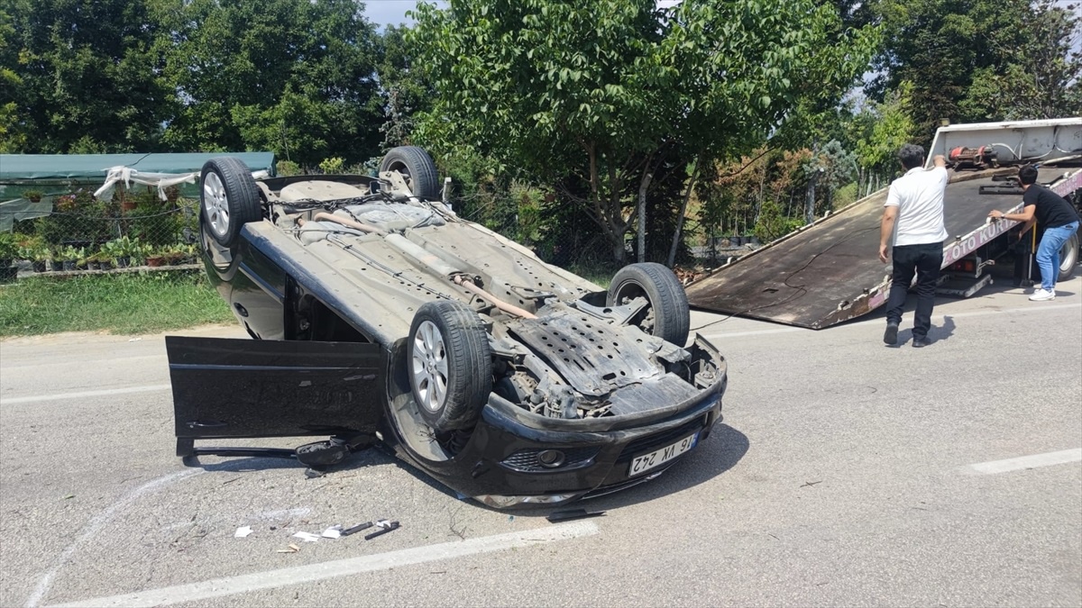 İnegöl\'de takla atan otomobilde 3 kişi yaralandı