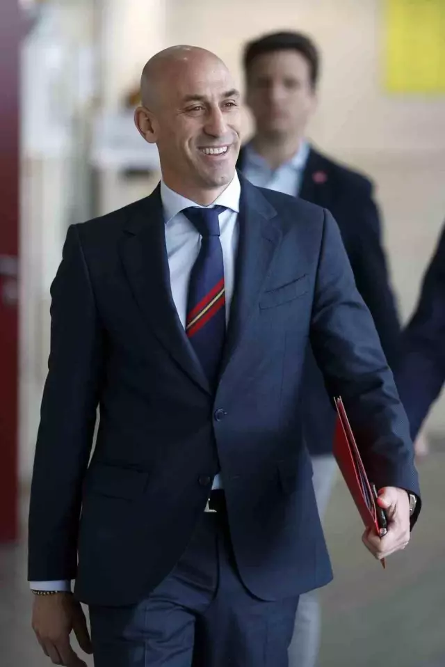 Seremonide kadın futbolcuyu dudağından öpen İspanya Futbol Federasyonu Başkanı Rubiales hakkında cinsel saldırı soruşturması başlatıldı