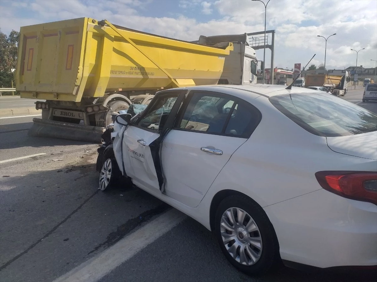 Tuzla\'da Otomobil Hafriyat Kamyonuna Çarptı: 3 Yaralı