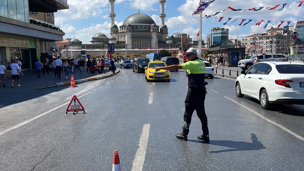 İstanbul\'da 2 taksiciye 8 bin 128 lira ceza kesildi