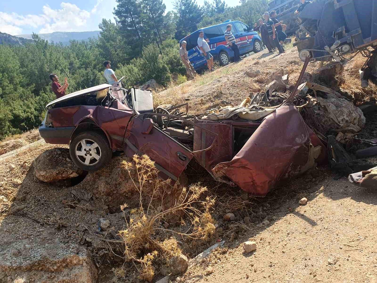 Finike\'de Kamyon ile Otomobil Çarpışması: 1 Ölü, 1 Yaralı