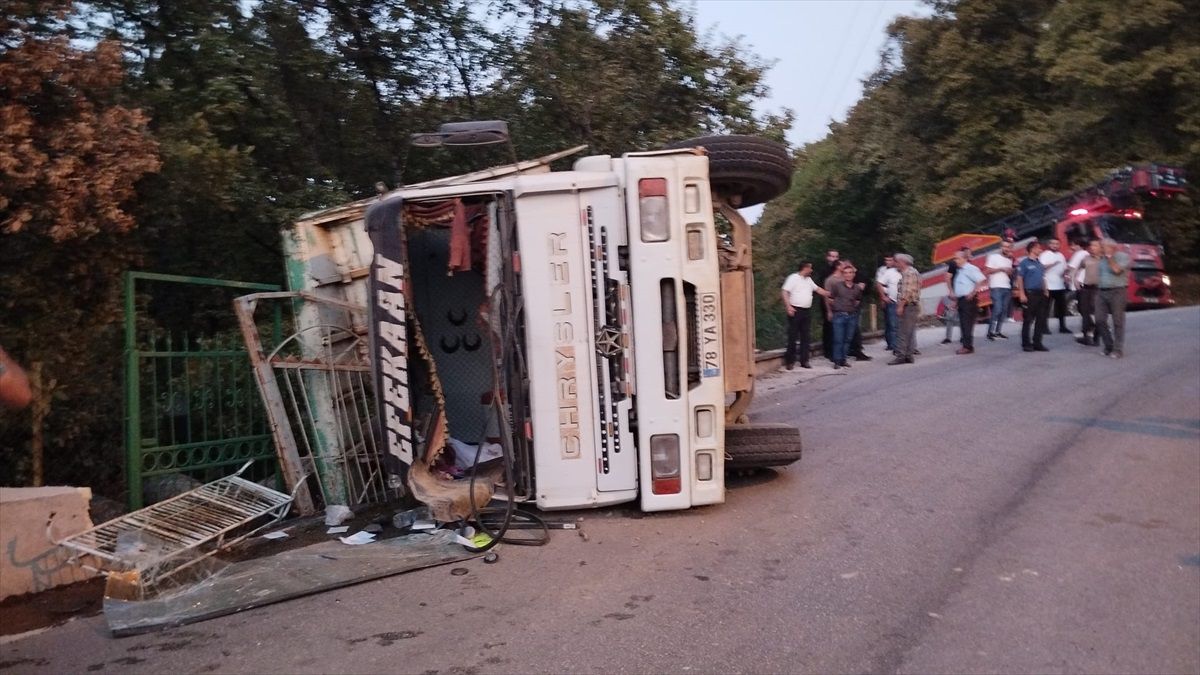 Karabük\'te tomruk yüklü kamyon devrildi, sürücü yaralandı