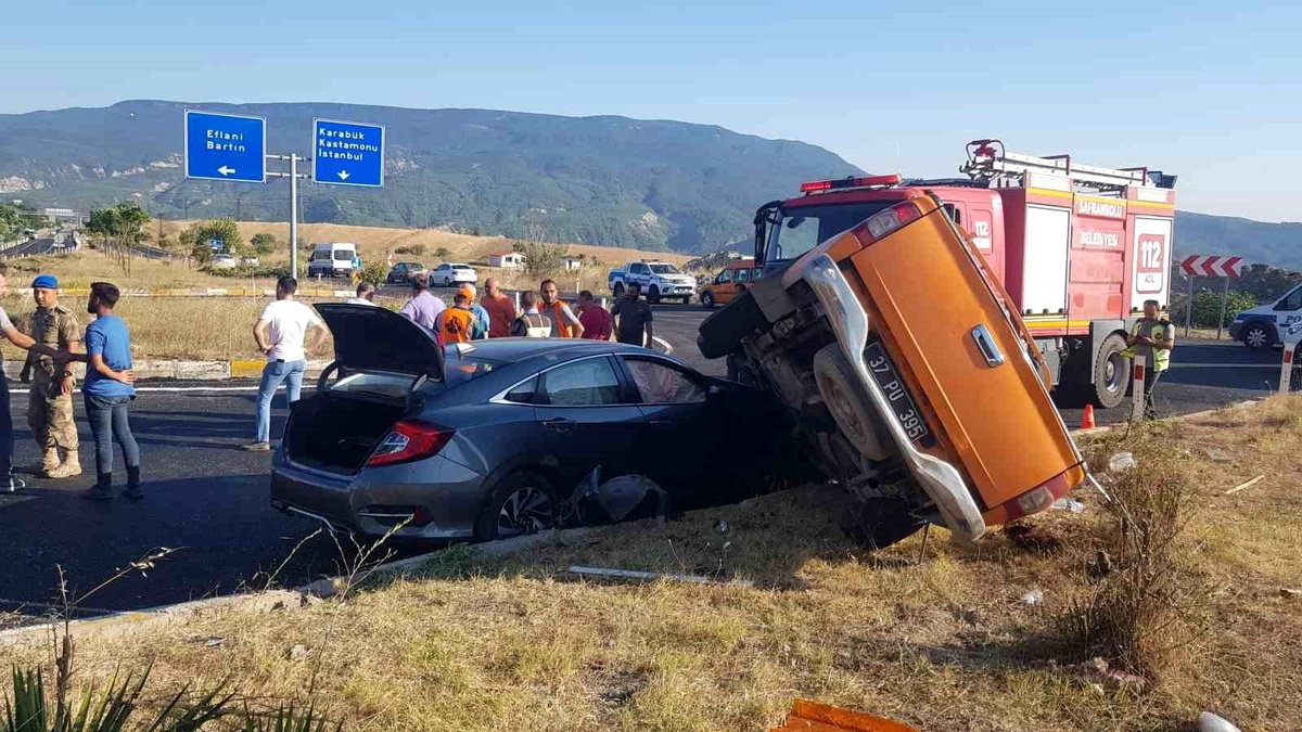 Karabük\'te Karayolları Müdürlüğü\'ne ait araç ile otomobil çarpıştı: 6 yaralı