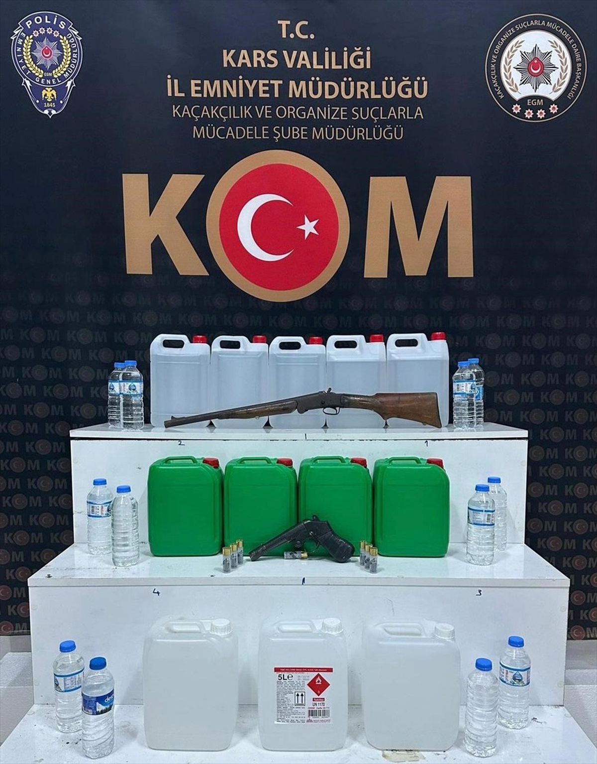 Kars\'ta Sahte İçki Operasyonu: 60 Litre Etil Alkol ve Ruhsatsız Silahlar Ele Geçirildi
