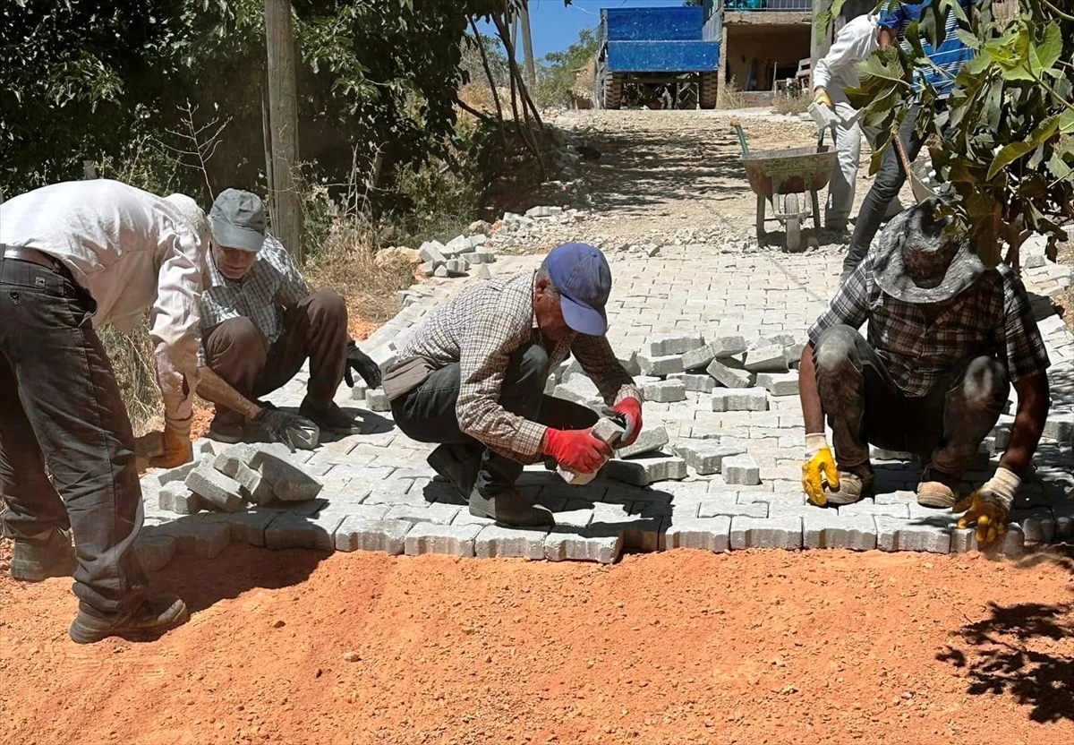 Keban Göldere köyüne kilitli parke taşı döşendi