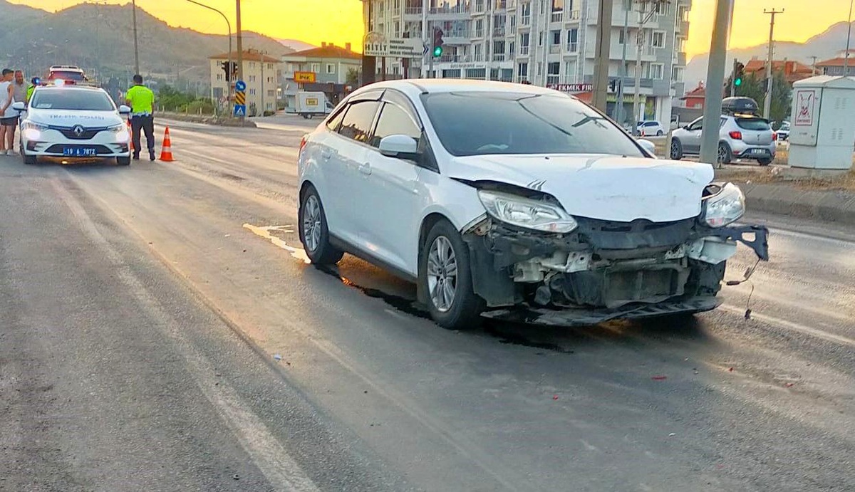 Çorum\'da kırmızı ışıkta bekleyen otomobile arkadan çarpma: 2 yaralı