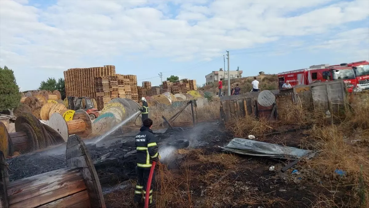 Kocaeli\'de palet imalathanesinde çıkan yangın söndürüldü