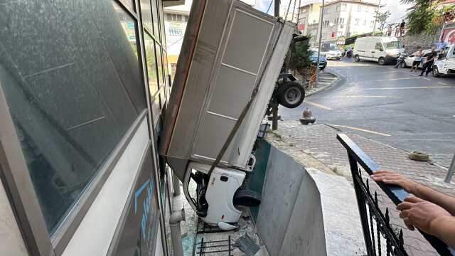 Kontrolden çıkan kamyonet bina boşluğuna uçtu, ortalık savaş alanına döndü Kontrolden çıkan kamyonet bina boşluğuna uçtu, ortalık savaş alanına döndü