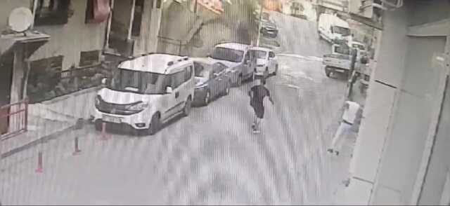 Kontrolden çıkan kamyonet bina boşluğuna uçtu, ortalık savaş alanına döndü Kontrolden çıkan kamyonet bina boşluğuna uçtu, ortalık savaş alanına döndü