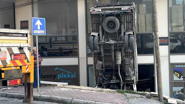 Kontrolden çıkan kamyonet bina boşluğuna uçtu, ortalık savaş alanına döndü Kontrolden çıkan kamyonet bina boşluğuna uçtu, ortalık savaş alanına döndü