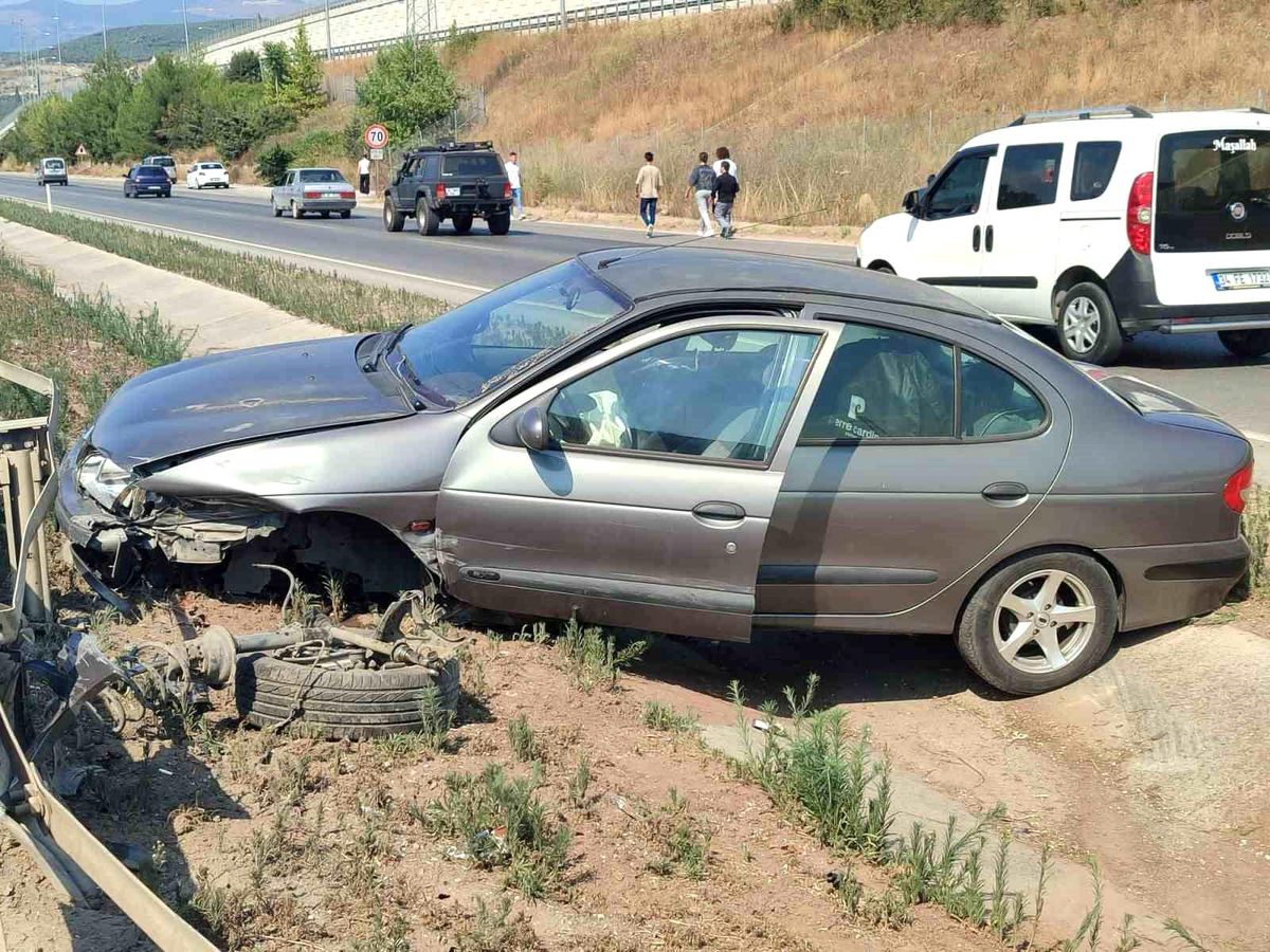 Bursa\'da Kontrolden Çıkan Otomobil Refüje Dalıp Bariyerlere Çarptı