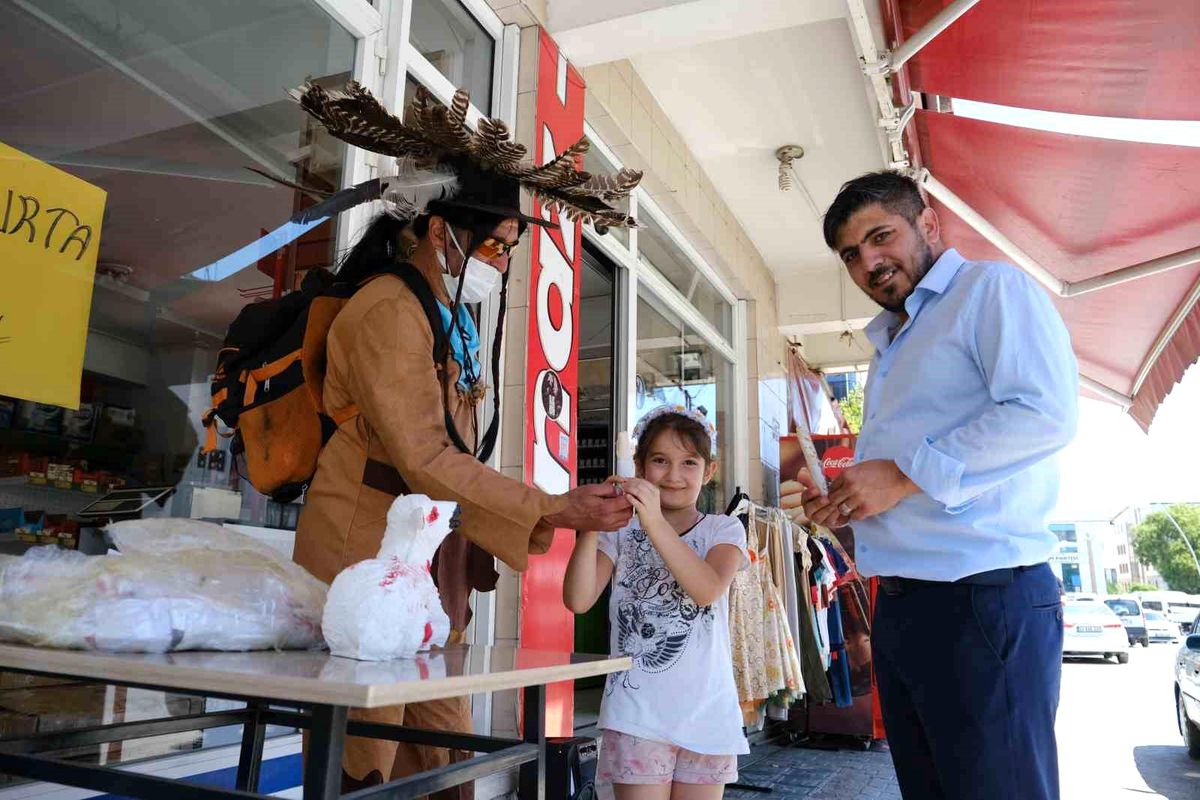 Erzincan\'da Kovboy Kılığındaki İşletme Sahibi Tulum Peyniri İkram Etti