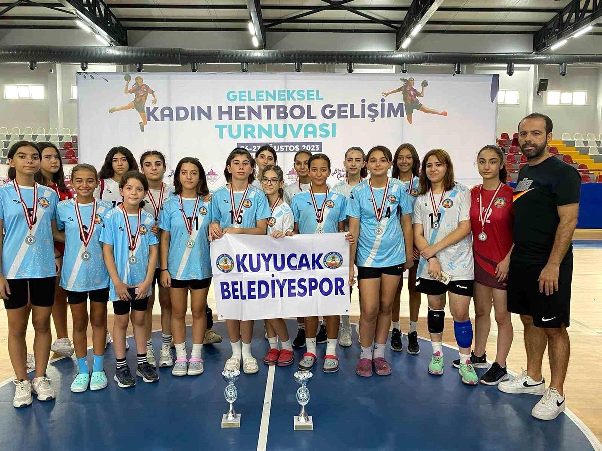 Kuyucak Belediyespor Hentbol Takımları İstanbul Turnuvasından 2 Kupa İle Döndü