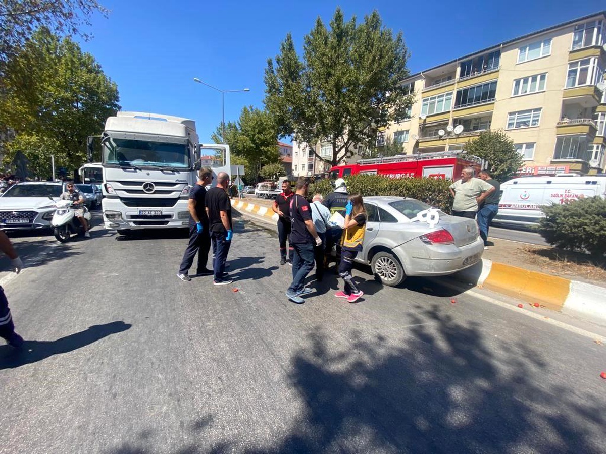 Lüleburgaz\'da Tır ve Otomobil Çarpıştı: 4 Yaralı