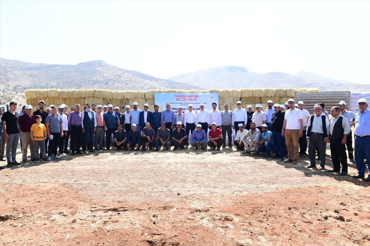 Malatya\'da depremden etkilenen çiftçilere arpa ve saman dağıtıldı