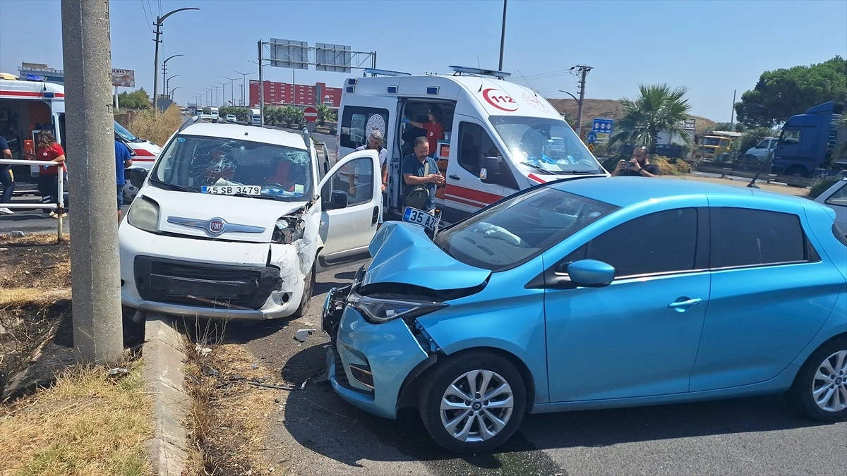 Manisa\'da hafif ticari araçla otomobil çarpışması: 2\'si çocuk 7 kişi yaralandı