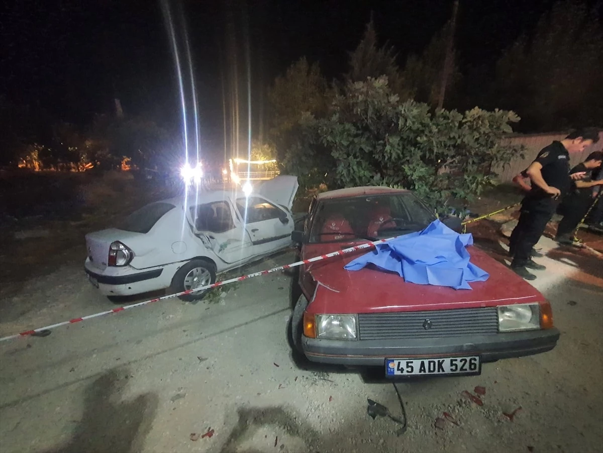 Manisa\'da Otomobil Kazası: 3 Kişi Hayatını Kaybetti