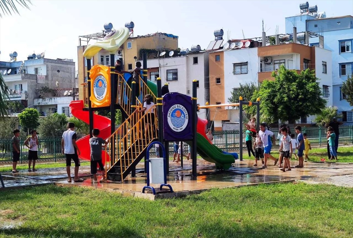 Mersin\'de çocuk parkının oyun grupları yenilendi