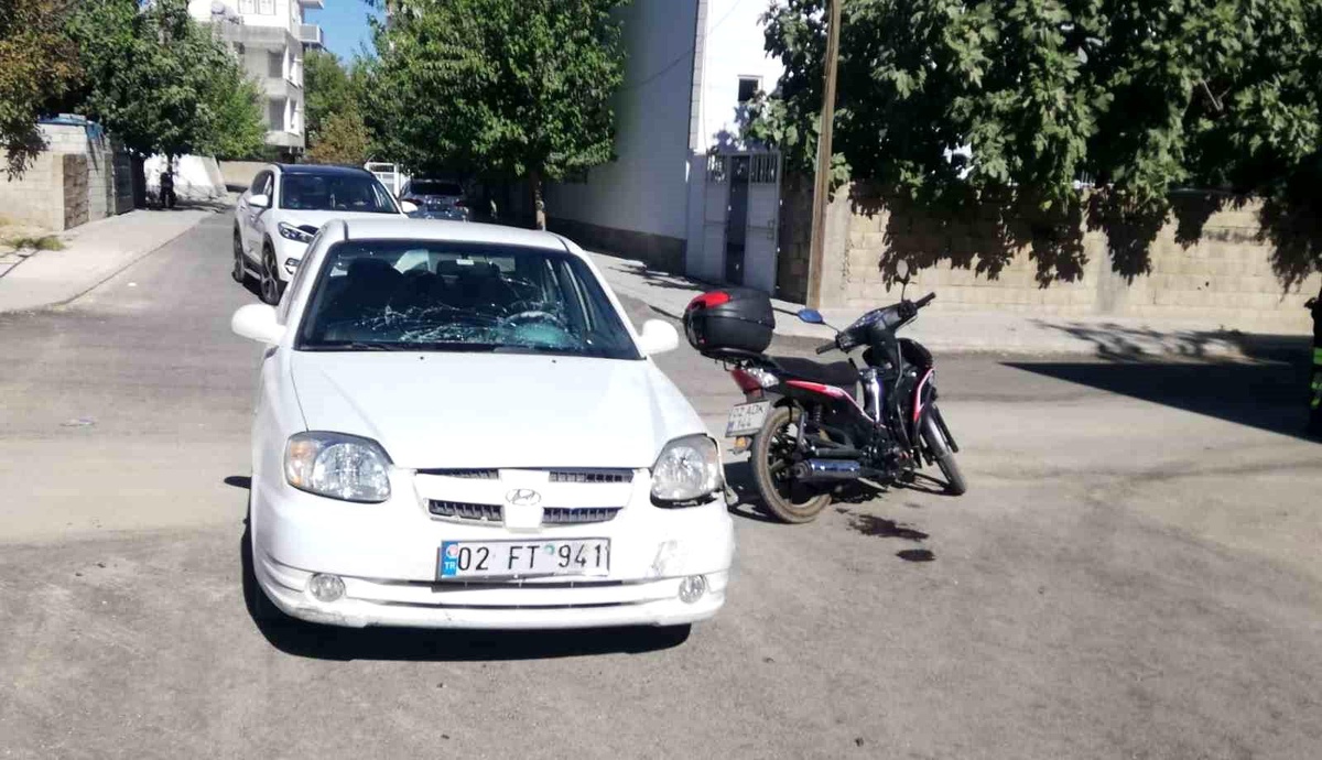 Adıyaman\'da Otomobil ile Motosiklet Çarpışması: 2 Kişi Yaralandı