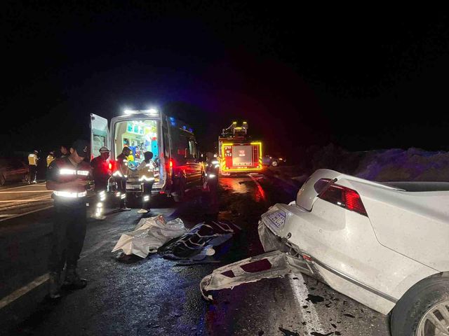 Nevşehir'de otomobil ve cip kafa kafaya çarpıştı: Ölü ve yaralılar var Nevşehir'de otomobil ve cip kafa kafaya çarpıştı: Ölü ve yaralılar var