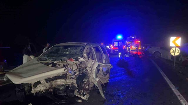 Nevşehir'de otomobil ve cip kafa kafaya çarpıştı: Ölü ve yaralılar var Nevşehir'de otomobil ve cip kafa kafaya çarpıştı: Ölü ve yaralılar var