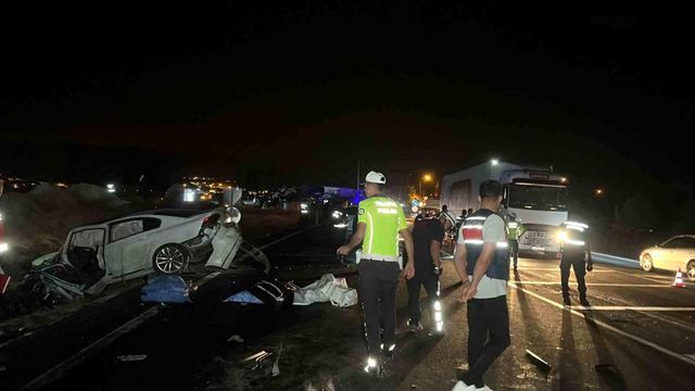 Nevşehir'de otomobil ve cip kafa kafaya çarpıştı: Ölü ve yaralılar var Nevşehir'de otomobil ve cip kafa kafaya çarpıştı: Ölü ve yaralılar var