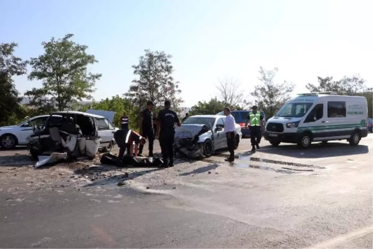 Gaziantep\'te kafa kafaya çarpışan otomobillerde 1 ölü, 5 yaralı