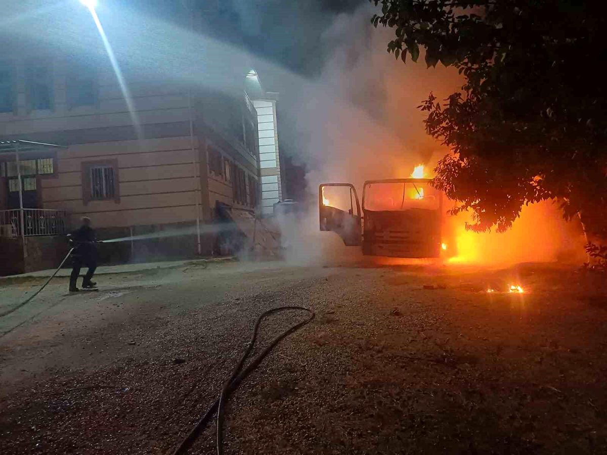 Hatay\'da park halindeki araçta çıkan yangın söndürüldü