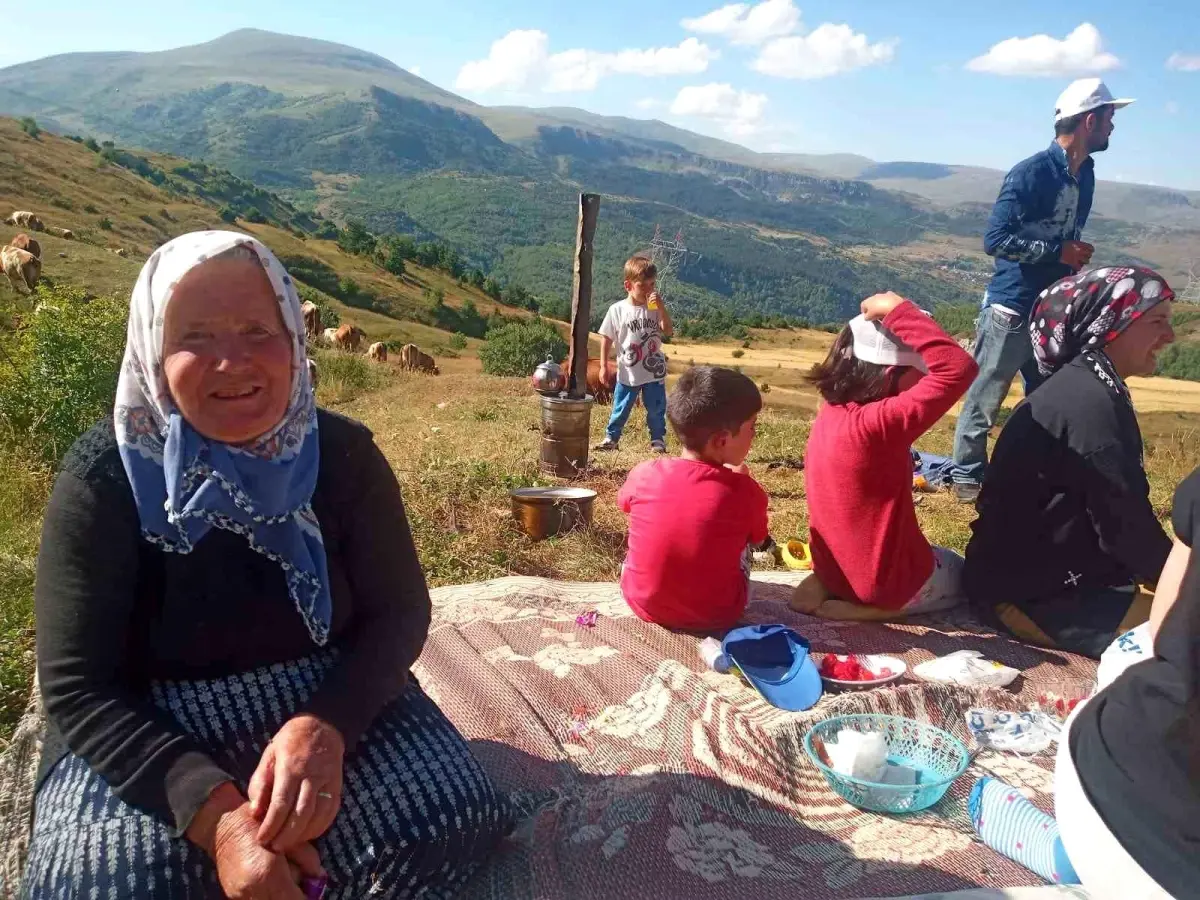 78 yaşındaki Nurten Nine, Posof\'ta mani ve bilmeceyle neşe kaynağı