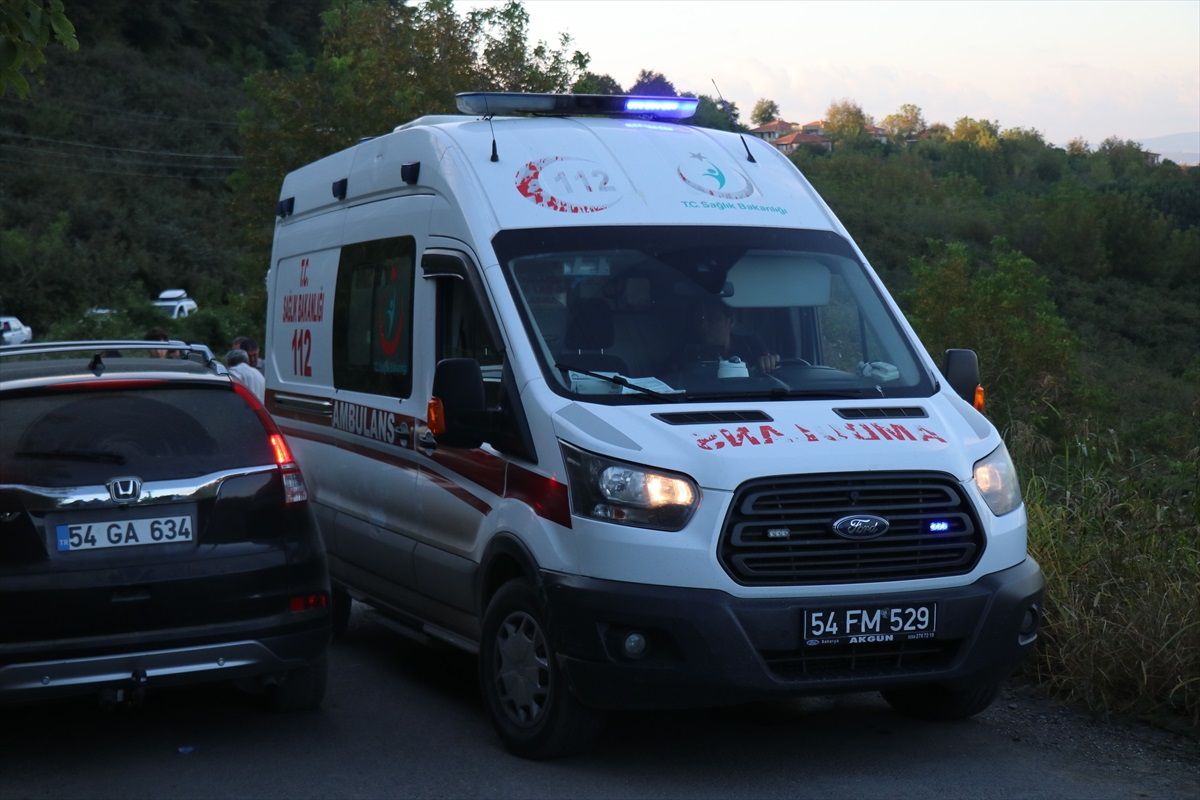 Serdivan\'da traktör römorku devrildi, 12 kişi hafif yaralandı