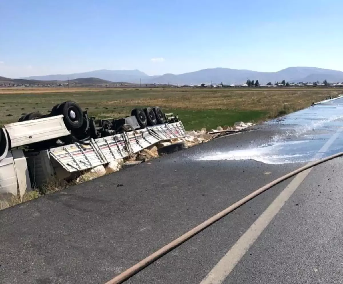 Van\'da saman yüklü tır devrildi, 1 kişi yaralandı