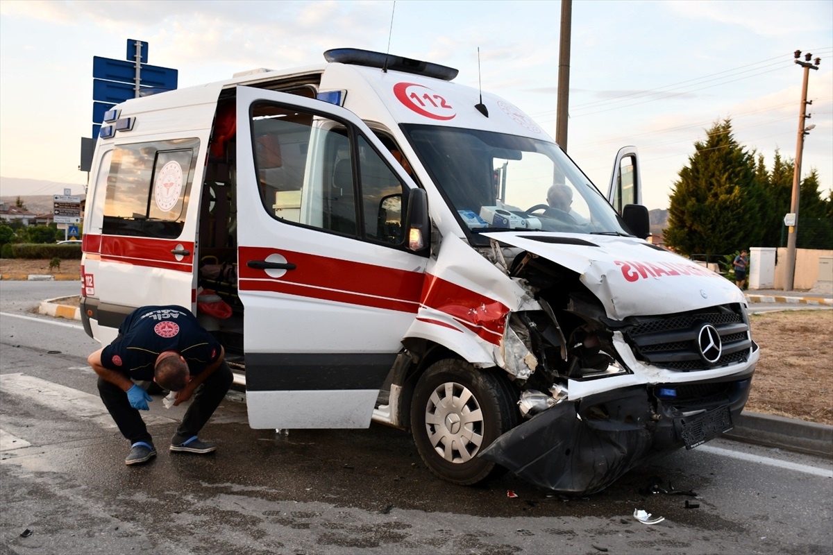 Samsun\'da Ambulans ile Otomobil Çarpıştı: 4 Yaralı
