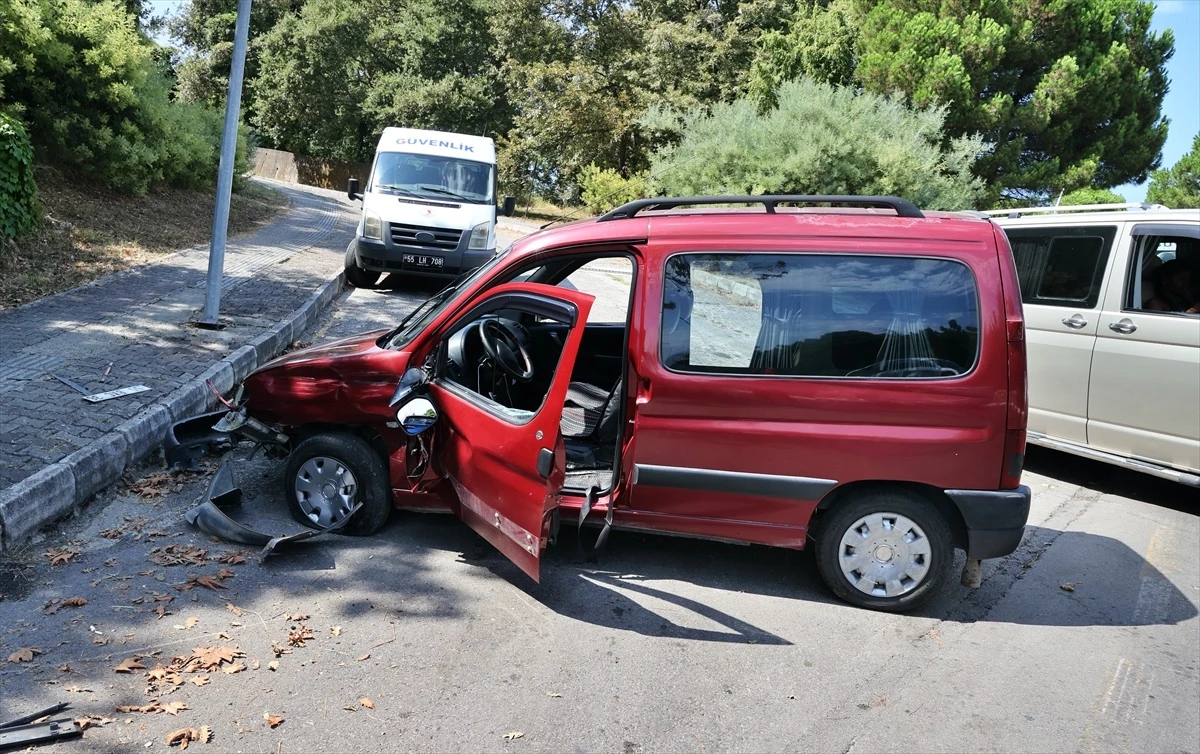 Samsun\'da otomobil ve hafif ticari araç çarpıştı, bir kişi yaralandı