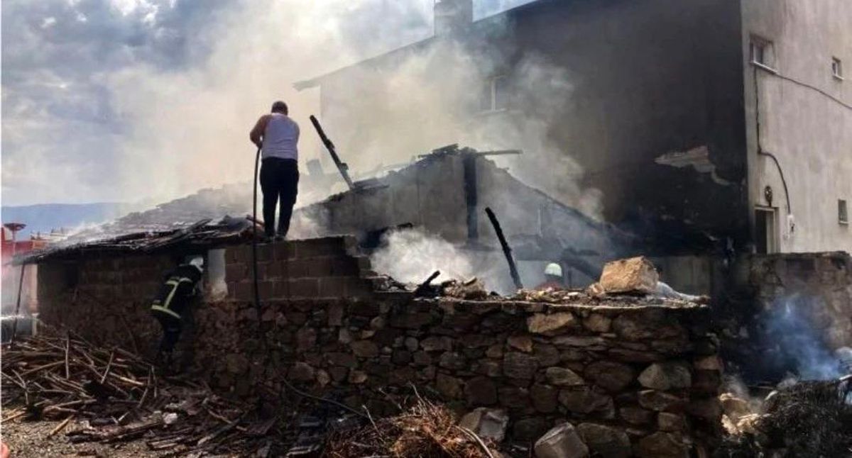 Kütahya Simav\'da Samanlık ve Odunlukta Yangın Çıktı