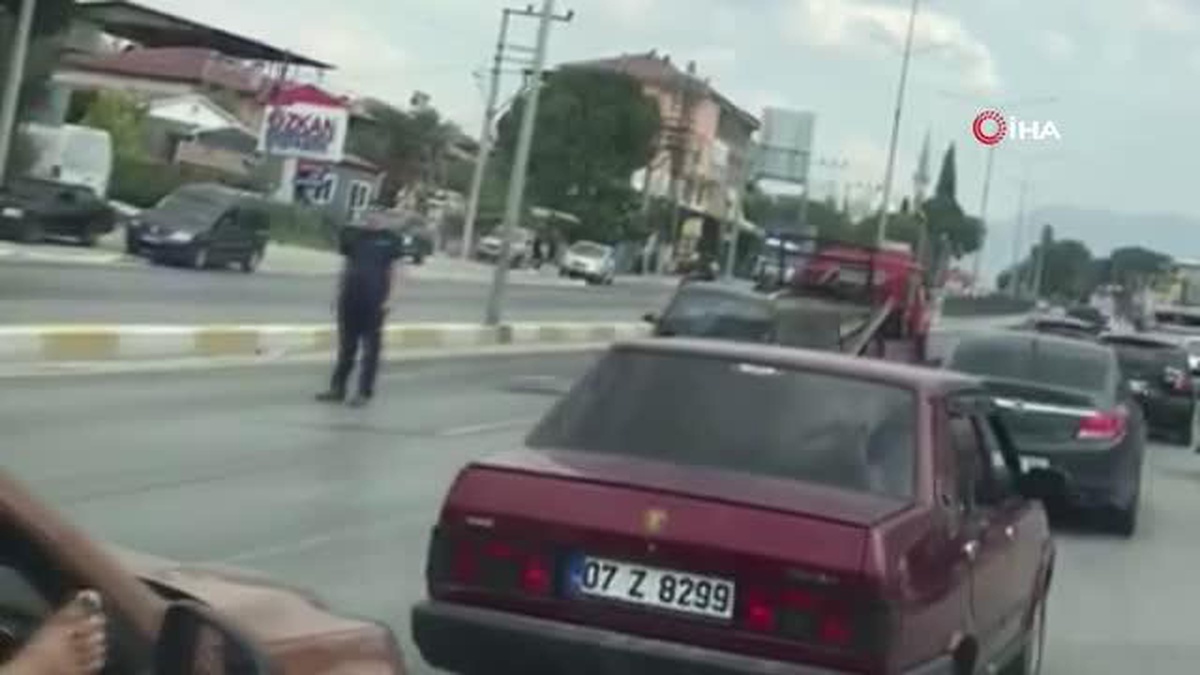 Tekeri kopan otomobil karşı şeride geçip 2 araca çarptı...O anlar kamerada